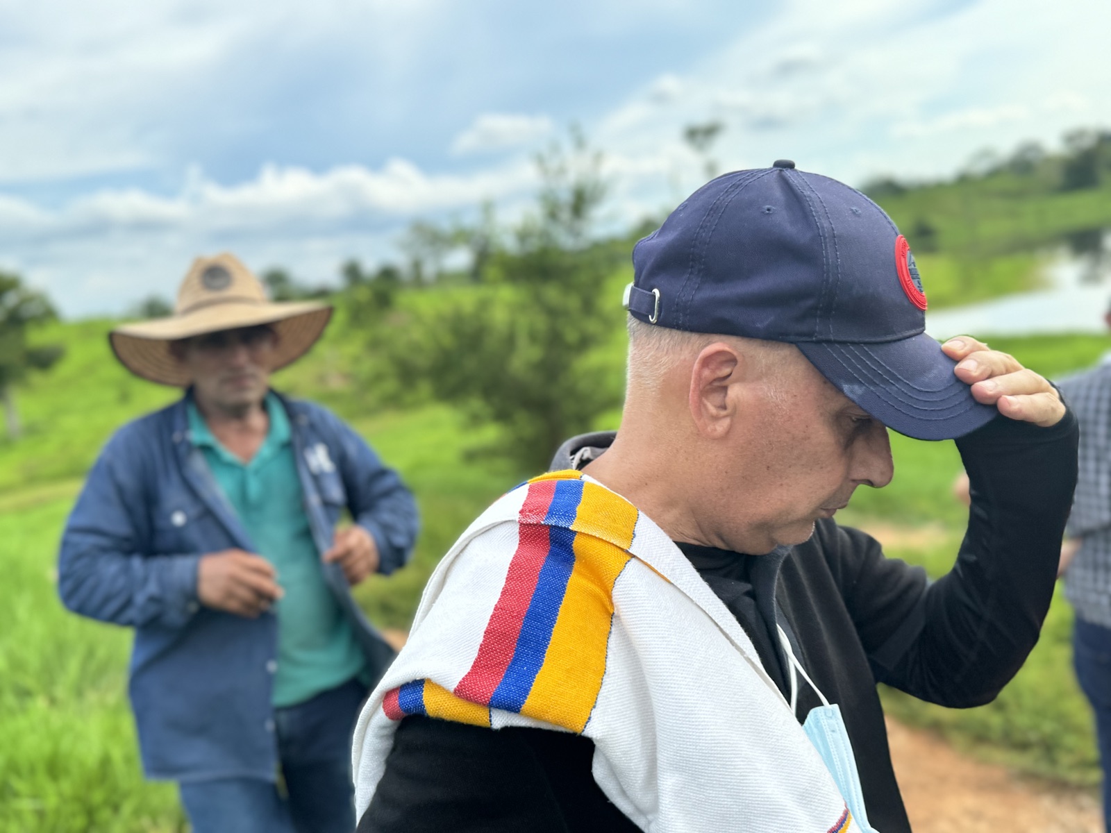 Dos técnicos conversan en campo durante una visita a un predio