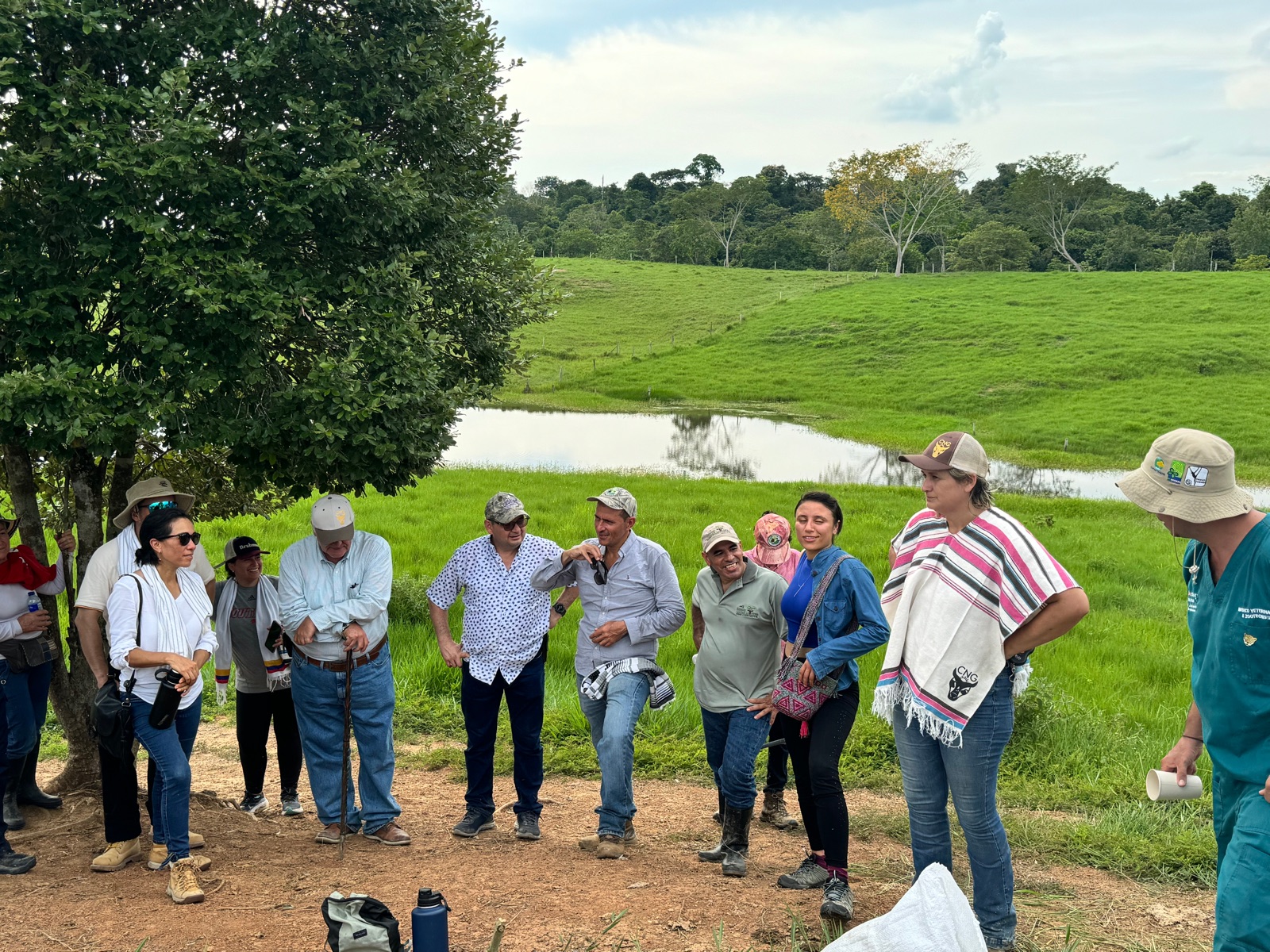 Grupo de productores reunidos junto a un reservorio en el predio
